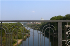 Мост через Днепр, на заднем плане Успенский Собор